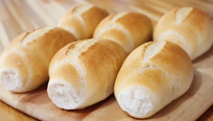 Vea cómo hacer pan francés como una panadería